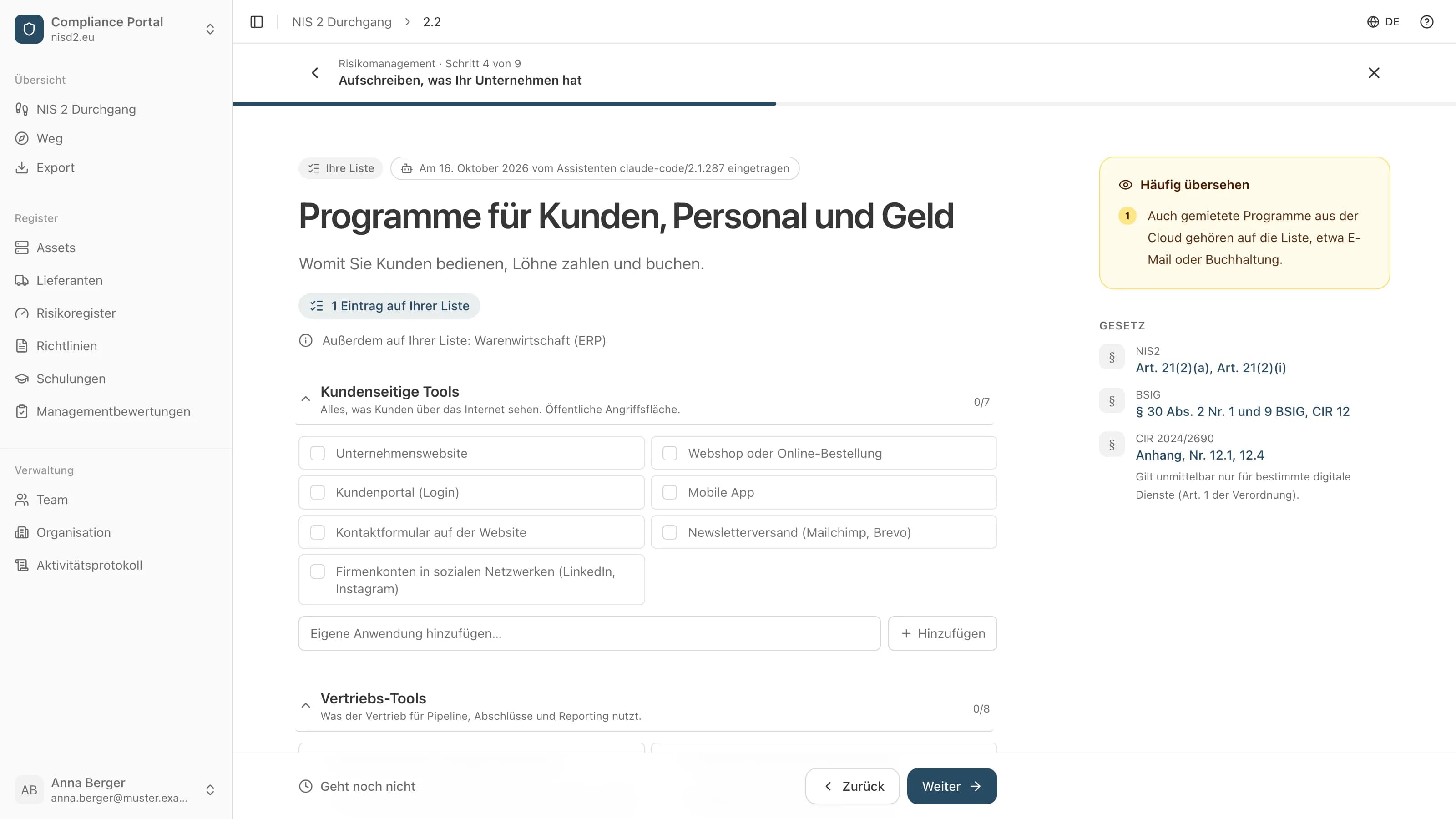 Punkt 2.2 im NIS 2 Durchgang, Bildschirm „Programme für Kunden, Personal und Geld“. Oben der Vermerk „Am 16. Oktober 2026 vom Assistenten claude-code/2.1.287 eingetragen“, darunter der Hinweis, dass „Warenwirtschaft (ERP)“ auf Ihrer Liste steht.