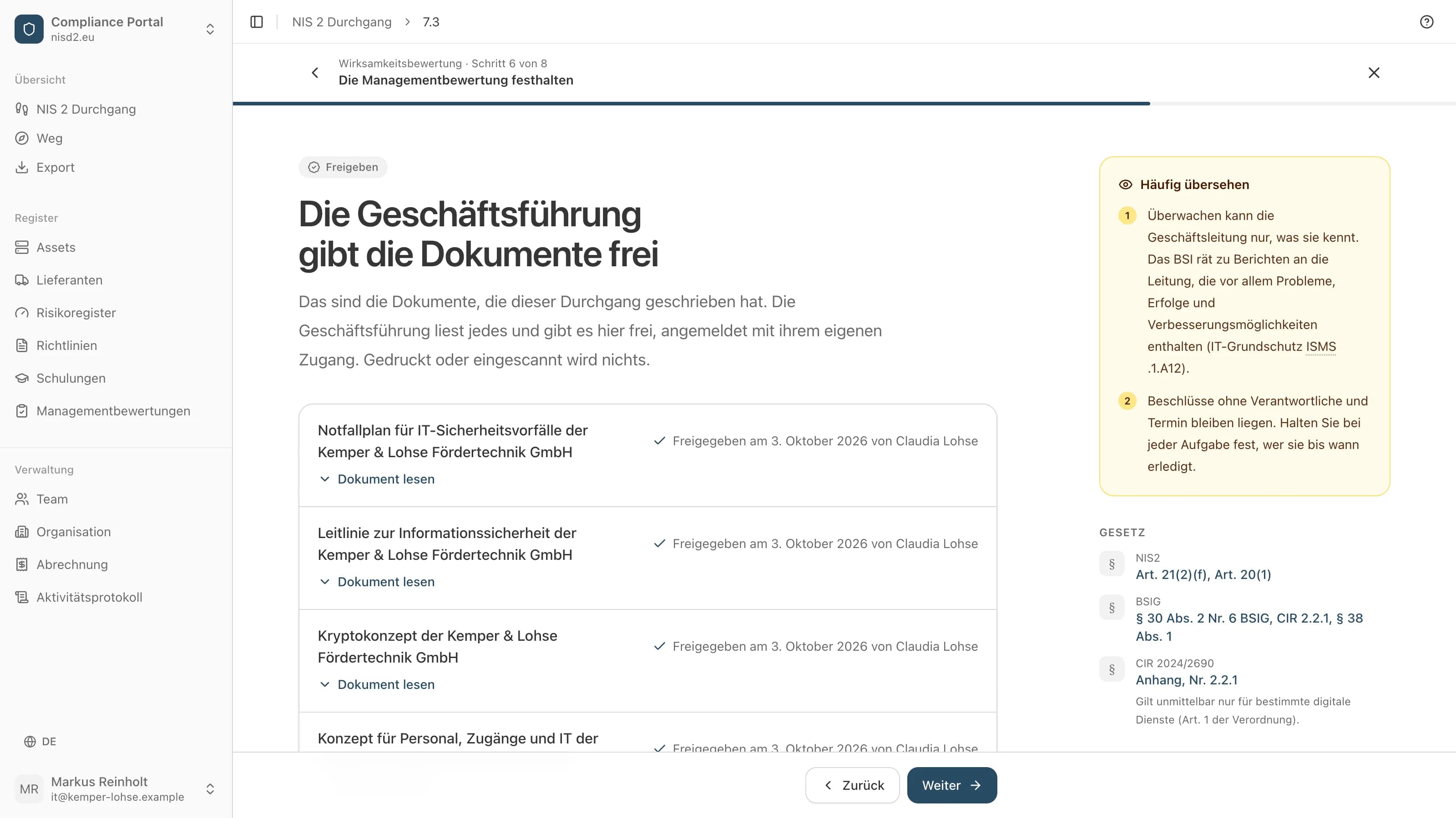 Die Dokumente des Durchgangs, von der Geschäftsführung freigegeben, jedes mit Namen und Datum